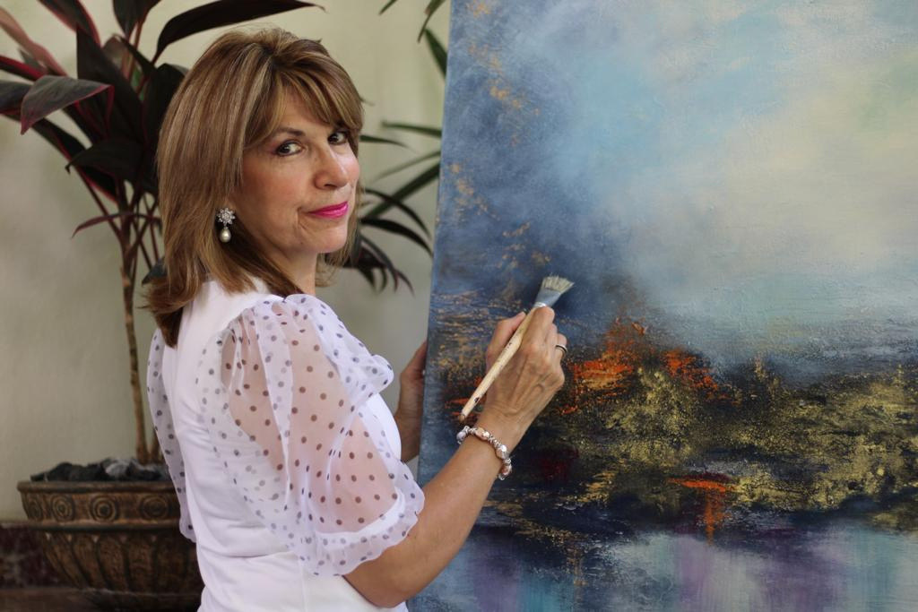 Luly Santos pintando en su estudio